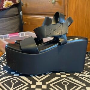 Steve Madden Black platform sandal